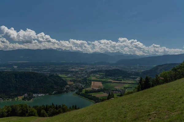 Sommerlicher Farbtag Über Ossiacher See Mit Blauem Himmel Und Grün — Stockfoto