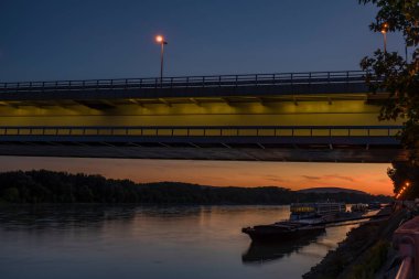 Yaz akşamları Bratislava başkenti renk günbatımı ve Donau nehri ile kule köprüsü