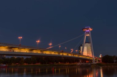 Yaz akşamları Bratislava başkenti renk günbatımı ve Donau nehri ile kule köprüsü
