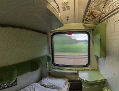 Presov 'dan Prag' a giden hızlı trenle geceleyin tek kompartıman.