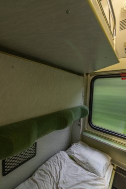 Presov 'dan Prag' a giden hızlı trenle geceleyin tek kompartıman.