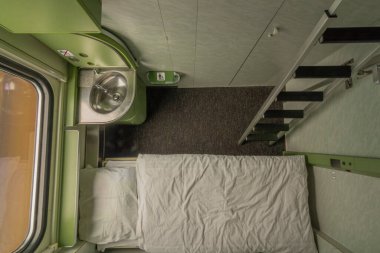 Presov 'dan Prag' a giden hızlı trenle geceleyin tek kompartıman.