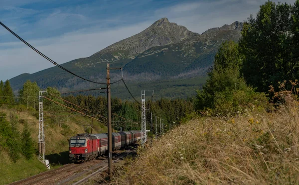 斯洛伐克Vysoke Tatry国家公园附近主要铁路上的红色快速客运列车 — 图库照片