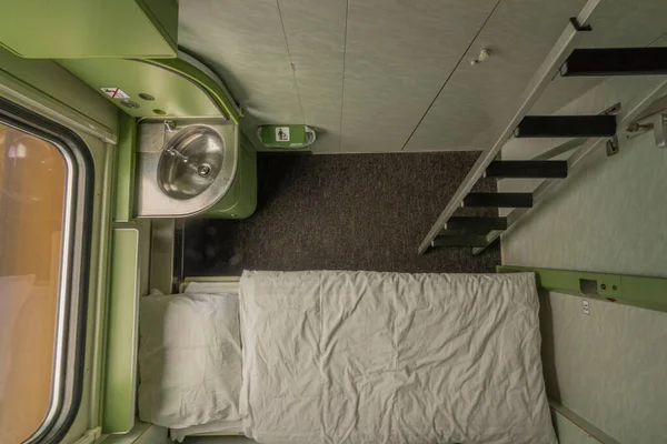 Presov 'dan Prag' a giden hızlı trenle geceleyin tek kompartıman.