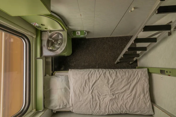 Presov 'dan Prag' a giden hızlı trenle geceleyin tek kompartıman.