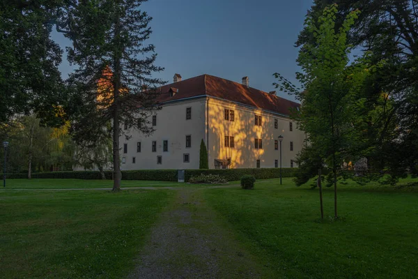Zamek Gmundzie Budynki Letni Pomarańczowy Poranek Austrii — Zdjęcie stockowe