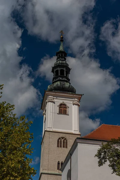 Παλιά Ιστορική Εκκλησία Και Σπίτια Στο Krems Der Donau Καλοκαίρι — Φωτογραφία Αρχείου