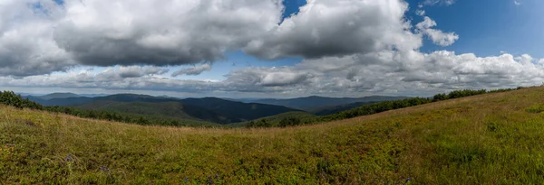 Pohled Hřebene Národního Parku Poloniny Letním Oblačném Modrém Dni Pomezí — Stock fotografie