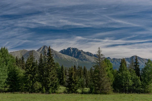 ヴィソークに岩の丘夏の晴れた青空の日にスロバキアのタトリー山脈 — ストック写真