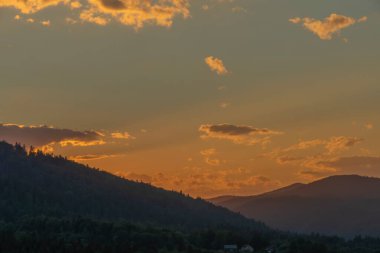Yaz mevsiminde Krzywe köyü yakınlarında gün batımı çayırda sabah