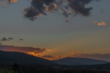 Yaz mevsiminde Krzywe köyü yakınlarında gün batımı çayırda sabah
