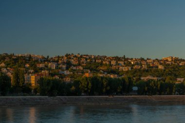 Yaz akşamları Bratislava başkenti renk günbatımı ve Donau nehri ile kule köprüsü
