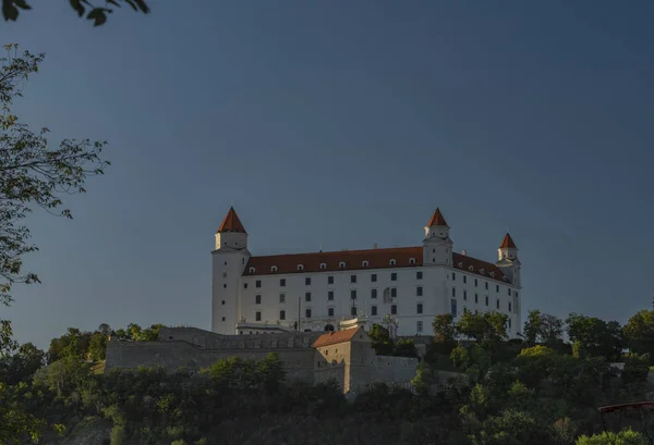 Bratislava Kasteel Zomer Hete Kleur Avond Met Blauwe Lucht Slowakije — Stockfoto