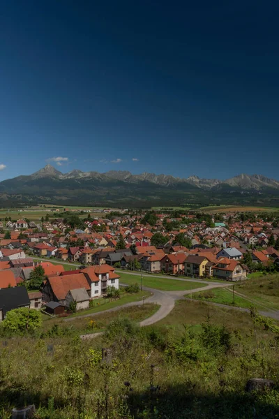在阳光明媚的夏日 Vazec村与Vysoke Tatry山的景色 — 图库照片