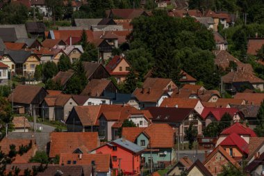 Güneşli yaz gününde Vysoke Tatry dağlarının altındaki Vazec köyü manzarası