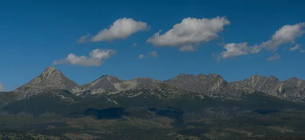 Sziklás Dombok Vysoke Tatry Hegyek Szlovákiában Nyáron Napos Kék Nap — Stock Fotó