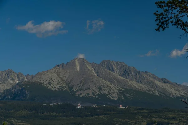 Sziklás Dombok Vysoke Tatry Hegyek Szlovákiában Nyáron Napos Kék Nap — Stock Fotó