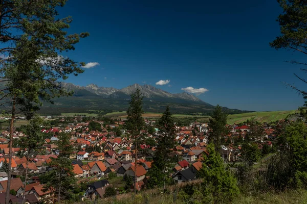 Vazec村ビューとともにVysoke Ttry山晴れた夏の色の日 — ストック写真