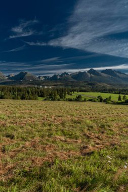 Slovakya 'daki Vysoke Tatry Dağları' ndaki tepeler yaz güneşli mavi gökyüzü sabahı