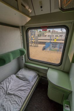 Presov 'dan Prag' a giden hızlı trenle geceleyin tek kompartıman.