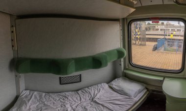 Presov 'dan Prag' a giden hızlı trenle geceleyin tek kompartıman.