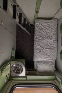 Presov 'dan Prag' a giden hızlı trenle geceleyin tek kompartıman.