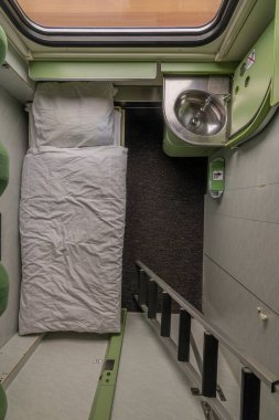 Presov 'dan Prag' a giden hızlı trenle geceleyin tek kompartıman.