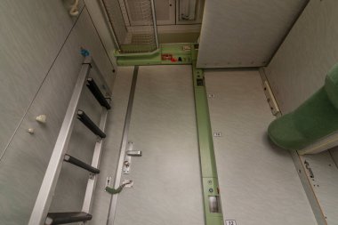 Presov 'dan Prag' a giden hızlı trenle geceleyin tek kompartıman.