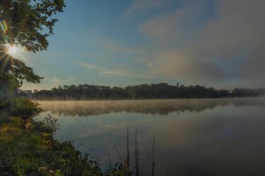 Nadeje göleti Hluboka nad Vltavou kasabası yakınlarında renkli gündoğumu ile yaz aylarında mavi gökyüzü rengi sabah