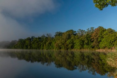 Nadeje göleti Hluboka nad Vltavou kasabası yakınlarında renkli gündoğumu ile yaz aylarında mavi gökyüzü rengi sabah