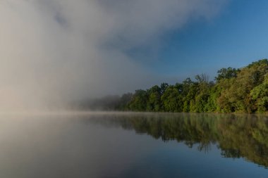 Nadeje göleti Hluboka nad Vltavou kasabası yakınlarında renkli gündoğumu ile yaz aylarında mavi gökyüzü rengi sabah