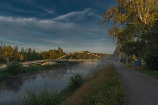 Vltava Ποτάμι Ποδήλατο Γέφυρα Και Μικρό Λιμάνι Καλοκαίρι Κρύο Πρωί — Φωτογραφία Αρχείου