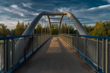 Bisiklet köprüsü ve küçük limanı olan Vltava Nehri yaz mevsiminde soğuk bir sabah ve gün doğumuyla