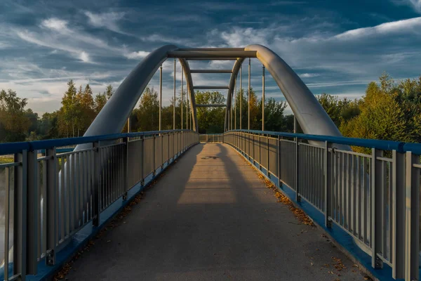 Bisiklet köprüsü ve küçük limanı olan Vltava Nehri yaz mevsiminde soğuk bir sabah ve gün doğumuyla
