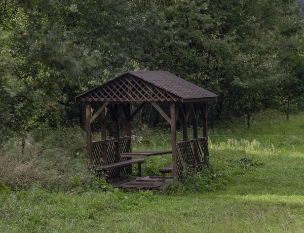 Wooden Shelter Green Pasture Land Osadne Village Cloudy Summer Morning — Stock Photo, Image