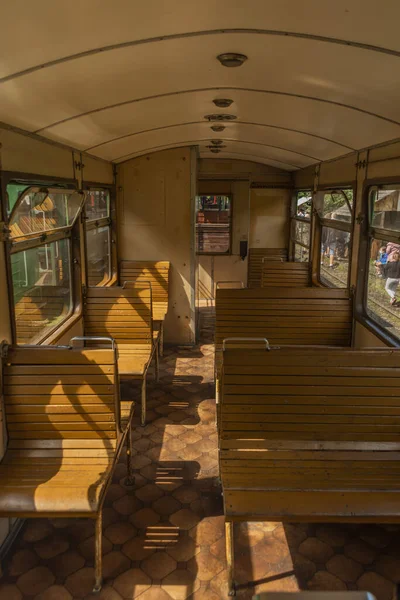 Intérieur Ancien Autocar Bois Sur Voie Étroite Dans Gare Balnica — Photo