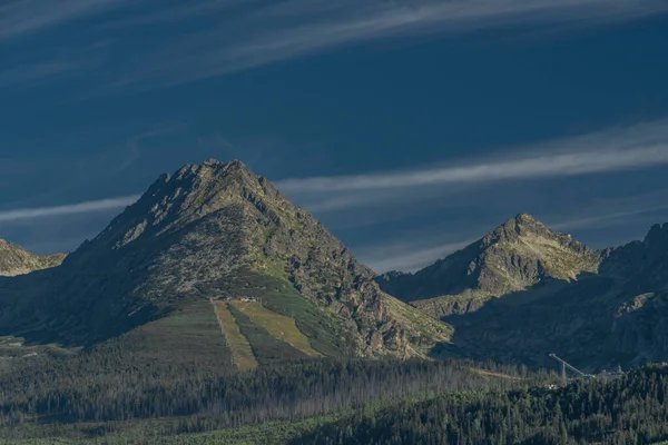 Ροκ Λόφους Vysoke Tatry Βουνά Στη Σλοβακία Καλοκαίρι Ηλιόλουστη Μπλε — Φωτογραφία Αρχείου