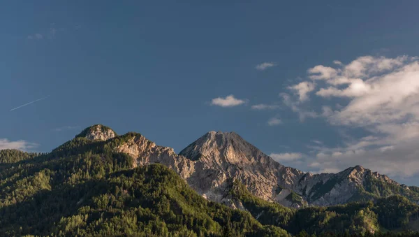 Felhős Kék Nyári Este Mittagskogel Domb Alatt Szlovénia Ausztria Határán — Stock Fotó