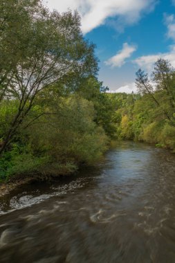 Plav köyü yakınlarındaki Malse Nehri Bulutlu sonbahar renk gününde
