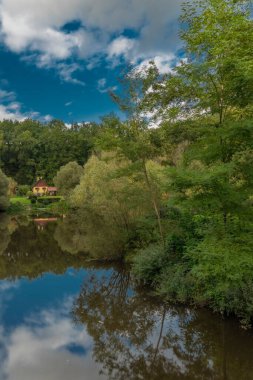 Plav köyü yakınlarındaki Malse Nehri Bulutlu sonbahar renk gününde