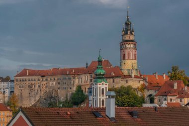 Cesky Krumlov Vltava nehri ve sonbahar renklerinde köprüleri olan eski bir kasaba Güzel bir sabah