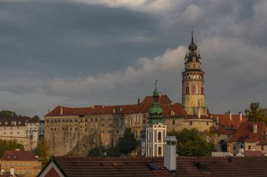 Cesky Krumlov Vltava nehri ve sonbahar renklerinde köprüleri olan eski bir kasaba Güzel bir sabah