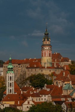 Cesky Krumlov Vltava nehri ve sonbahar renklerinde köprüleri olan eski bir kasaba Güzel bir sabah