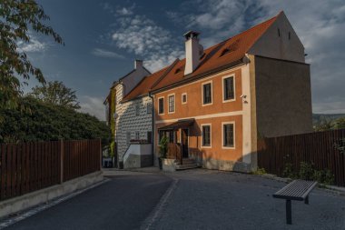 Cesky Krumlov Vltava nehri ve sonbahar renklerinde köprüleri olan eski bir kasaba Güzel bir sabah