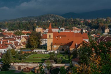 Cesky Krumlov Vltava nehri ve sonbahar renklerinde köprüleri olan eski bir kasaba Güzel bir sabah