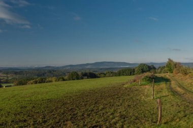 Sonbahar güneşli sabahında Ceske Budejovice şehrinin yakınında gün doğumu