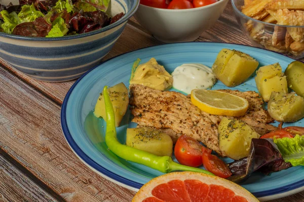 Frango Damasco Iogurte Frutas Vegetais Courgette Placa Azul Com Mesa — Fotografia de Stock