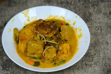 Otantik Ikan Pe, Surabaya, Doğu Java 'dan geleneksel bir Endonezya yemeği. Zengin hindistan cevizi sütünde pirinç keki, tofu ve sebze ile tütsülenmiş vatoz körisi.