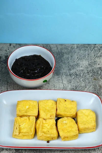 Petitli Tahu goreng veya kızarmış tofu veya karides ezmesi soslu, Surabaya, Doğu Java 'dan popüler bir Endonezya atıştırmalığı..