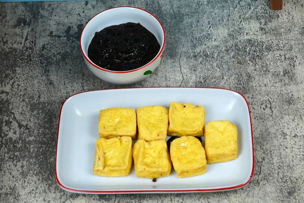 Petitli Tahu goreng veya kızarmış tofu veya karides ezmesi soslu, Surabaya, Doğu Java 'dan popüler bir Endonezya atıştırmalığı..